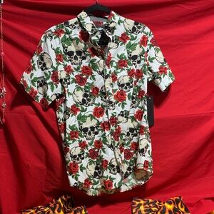 Size small Men's Skull and Rose Print short sleeve button down Shirt